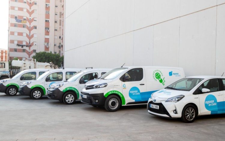 La flota de coches eléctricos, posando en La Martona / FOTO: Ayto.
