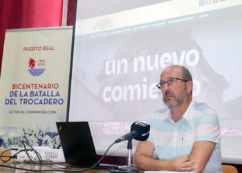 Izco presentando detalles de la web / FOTO: Ayto.