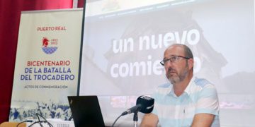 Izco presentando detalles de la web / FOTO: Ayto.