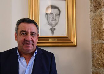 Loaiza posando junto a su retrato en la Diputación / FOTO: Eulogio García