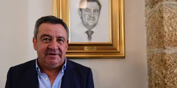 Loaiza posando junto a su retrato en la Diputación / FOTO: Eulogio García
