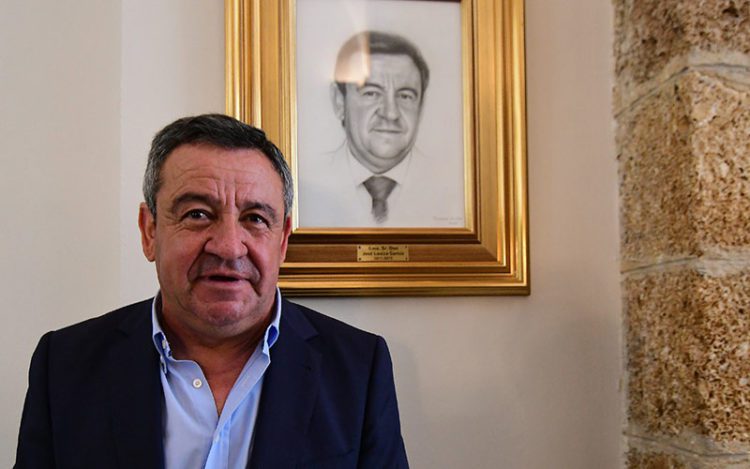 Loaiza posando junto a su retrato en la Diputación / FOTO: Eulogio García