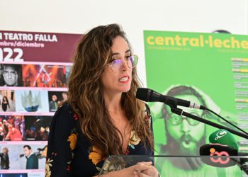 Cazalilla presentando los diferentes carteles / FOTO: Eulogio García