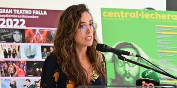 Cazalilla presentando los diferentes carteles / FOTO: Eulogio García