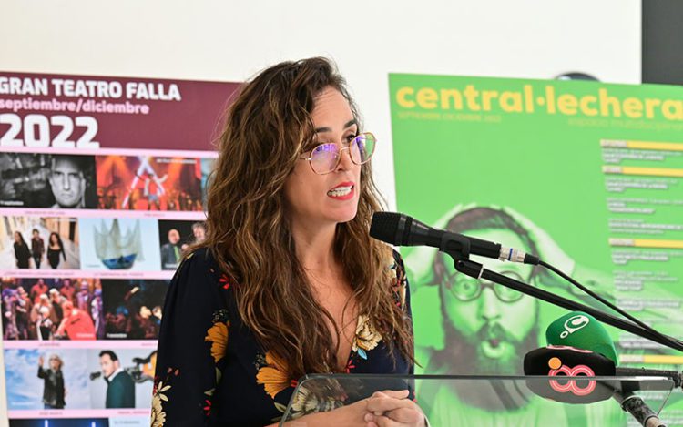 Cazalilla presentando los diferentes carteles / FOTO: Eulogio García