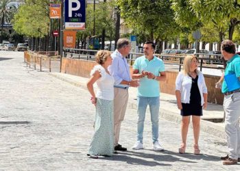 Comprobando sobre el terreno la adecuación de la calzada / FOTO: Ayto.