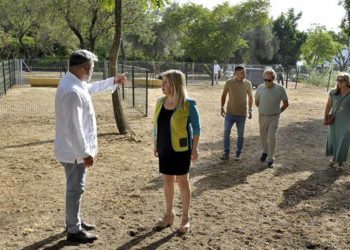 Supervisando el flamante parque canino / FOTO: Ayto.