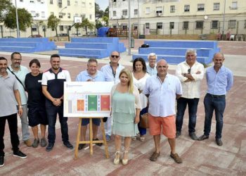 Posado en las mismas pistas con el borrador del proyecto / FOTO: Ayto.