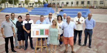 Posado en las mismas pistas con el borrador del proyecto / FOTO: Ayto.