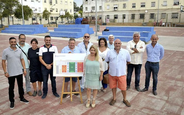 Posado en las mismas pistas con el borrador del proyecto / FOTO: Ayto.