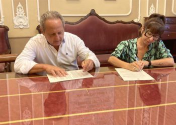 Escenificando la firma del convenio / FOTO: Ayto.