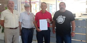 Posando ante el registro municipal / FOTO: cedida