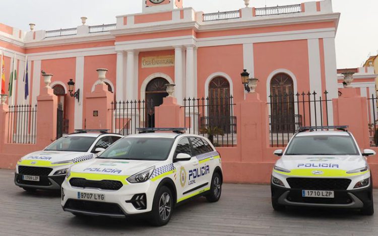 Exhibiendo los tres nuevos vehículos / FOTO: Ayto.