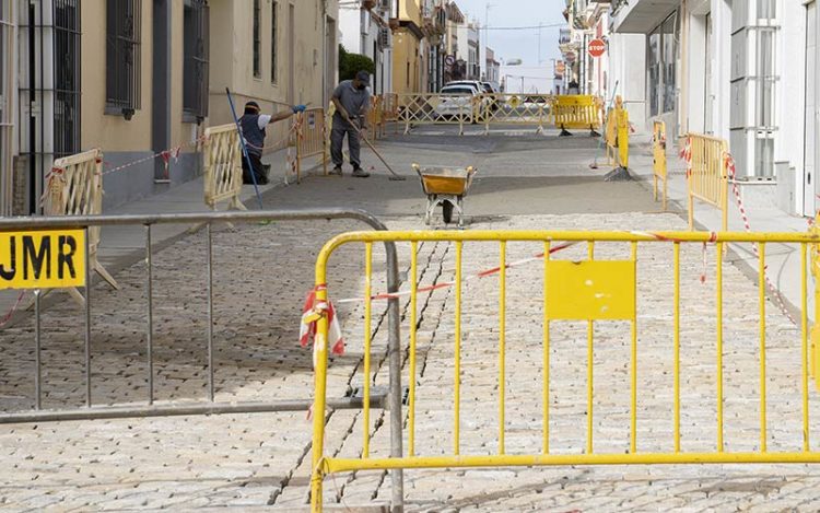 Operarios de la contrata actuando en una calle del centro / FOTO: Ayto.