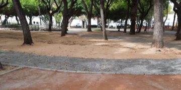 Zona ajardinada cubierta con arena compactada / FOTO: IU