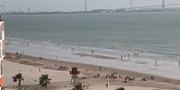 Normalidad absoluta en la playa pasadas las 20 horas del sábado / FOTO: Ayto.