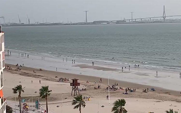 Normalidad absoluta en la playa pasadas las 20 horas del sábado / FOTO: Ayto.