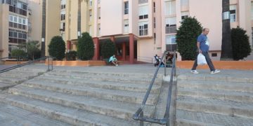 Varias escalinatas y rampas dan acceso a la plaza elevada / FOTO: Ayto.