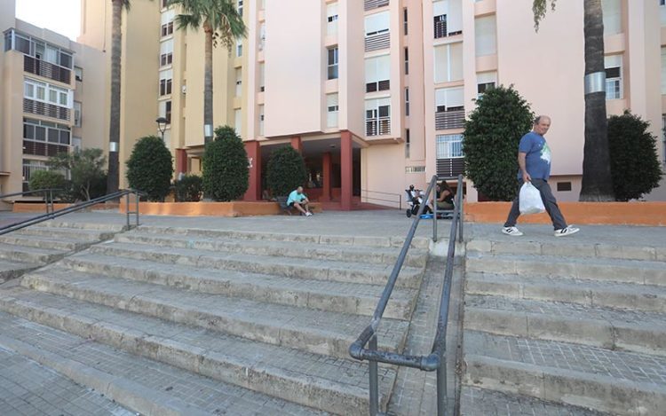 Varias escalinatas y rampas dan acceso a la plaza elevada / FOTO: Ayto.