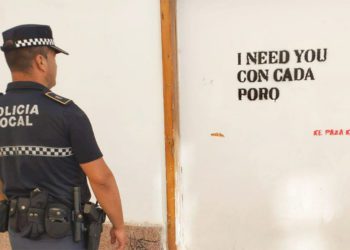 Agente frente a una de las pintadas investigadas / FOTO: Ayto.