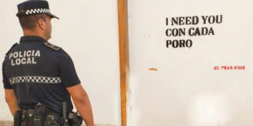 Agente frente a una de las pintadas investigadas / FOTO: Ayto.