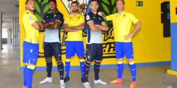 Posado con las nuevas camisetas de la temporada / FOTO: Cádiz CF