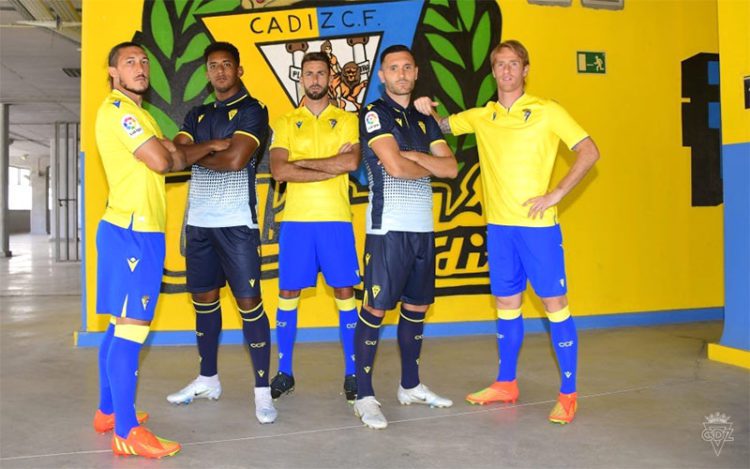 Posado con las nuevas camisetas de la temporada / FOTO: Cádiz CF