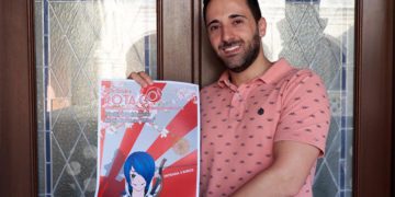 El edil de Juventud con el cartel anunciador / FOTO: Ayto.