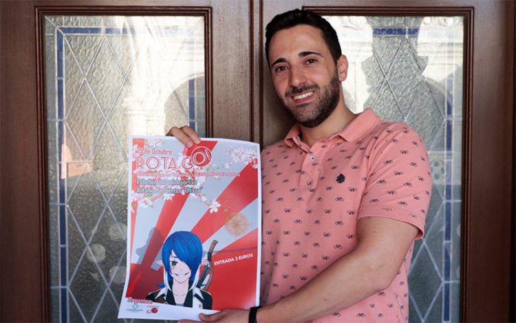 El edil de Juventud con el cartel anunciador / FOTO: Ayto.