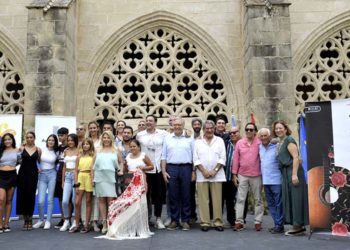 Presentando el cartel rodeado de artistas / FOTO: Ayto.