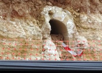 Detalle del acueducto seccionado por las obras / FOTO: Ecologistas