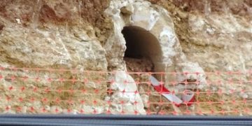Detalle del acueducto seccionado por las obras / FOTO: Ecologistas