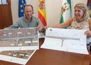 El alcalde y la concejala de Obras, orgullosos con los planos / FOTO: Ayto.