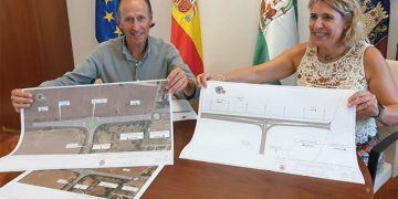 El alcalde y la concejala de Obras, orgullosos con los planos / FOTO: Ayto.