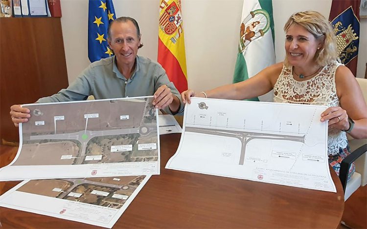 El alcalde y la concejala de Obras, orgullosos con los planos / FOTO: Ayto.