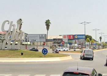 Rotonda de acceso a la localidad por la avenida del Mueble