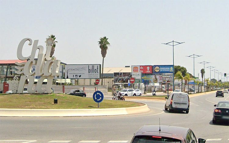 Rotonda de acceso a la localidad por la avenida del Mueble