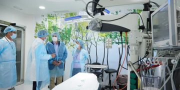 Curioseando dentro de uno de los nuevos quirófanos / FOTO: Junta