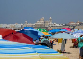 Domingo de playa en la Victoria, de Cádiz / FOTO: Eulogio García
