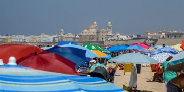 Domingo de playa en la Victoria, de Cádiz / FOTO: Eulogio García