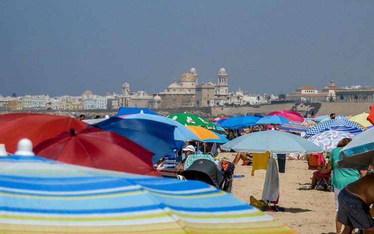 Domingo de playa en la Victoria, de Cádiz / FOTO: Eulogio García