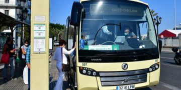 Subiendo al bus / FOTO: Eulogio García