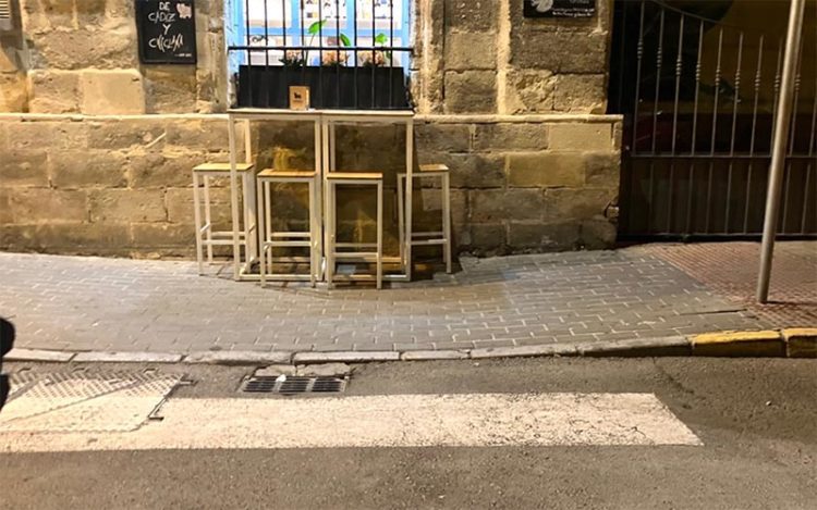 Mesa y taburetes montados en el vado de un paso de peatones / FOTO: La Gaviota