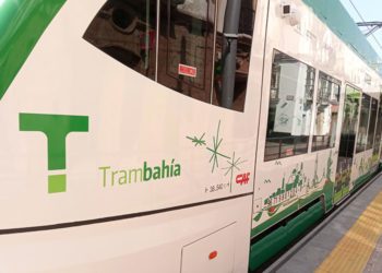 Una de las unidades del tranvía ya con la marca comercial / FOTO: DBC