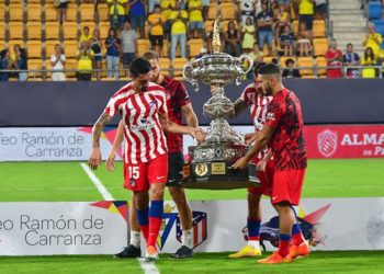 Levantando la copa de campeón de aquella manera / FOTO: Eulogio García