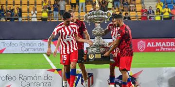 Levantando la copa de campeón de aquella manera / FOTO: Eulogio García