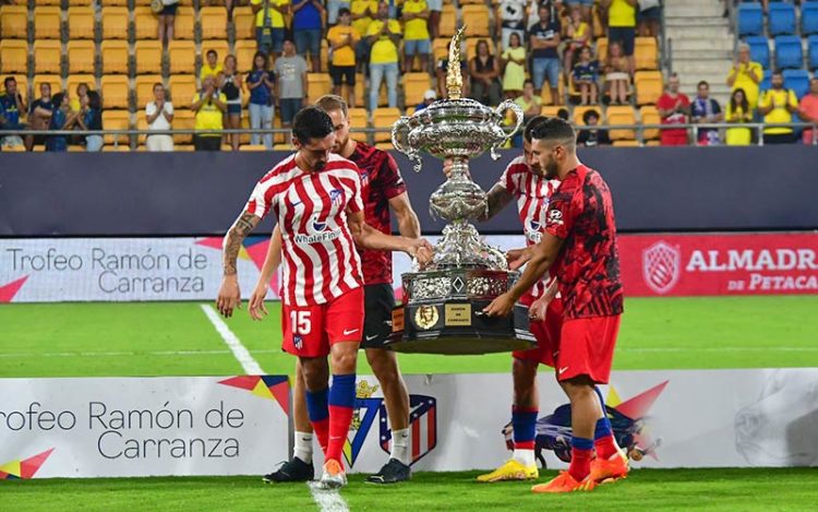 Levantando la copa de campeón de aquella manera / FOTO: Eulogio García
