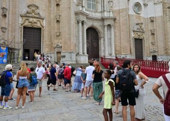 Turistas esperando este verano para visitar la Catedral / FOTO: Eulogio García