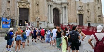 Turistas esperando este verano para visitar la Catedral / FOTO: Eulogio García