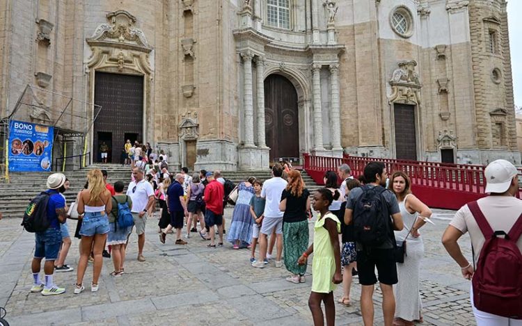 Turistas esperando este verano para visitar la Catedral / FOTO: Eulogio García